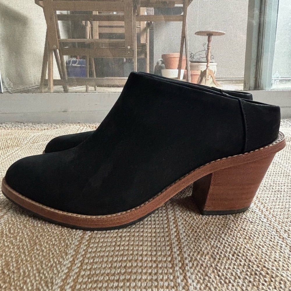 POPPY BARLEY “the heeled mule” black nubuck 7 wide